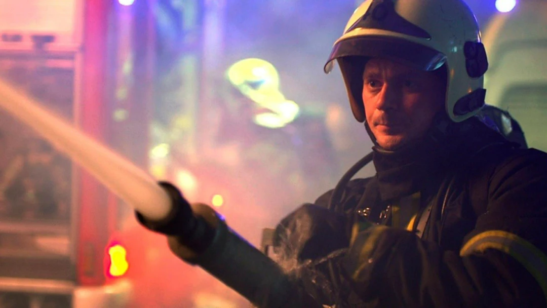 Сериал Меж двух огней