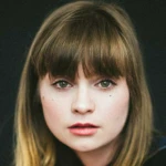 Лола Петтикрю